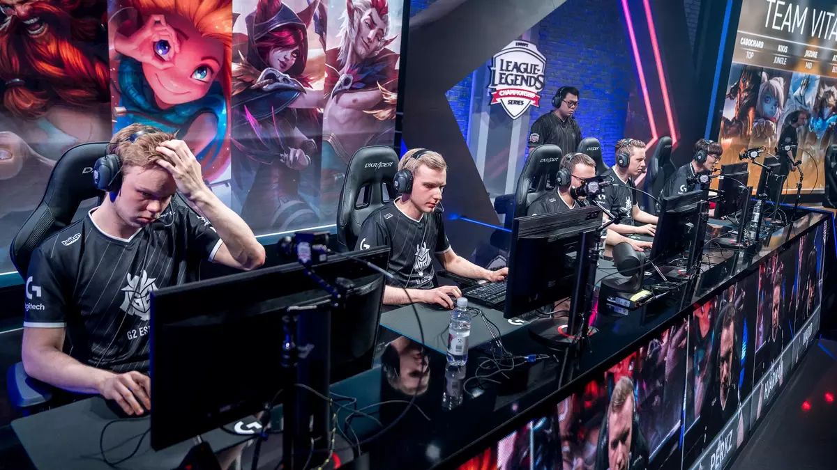 رقابت گیمرهای حرفه‌ای در تورنمنت Esports